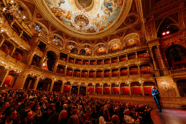 부다페스트 국립 오페라극장에서 리사이틀을 연 이탈리아 정상급 테너 비토리오 그리골로(오른쪽). 이 극장은 오스트리아·헝가리 제국 시절인 1884년 개관했다. /헝가리 국립오페라극장·Attila Nagy
